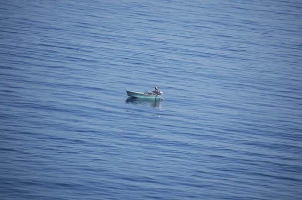 Pescador sozinho no mar — Fotografia de Stock