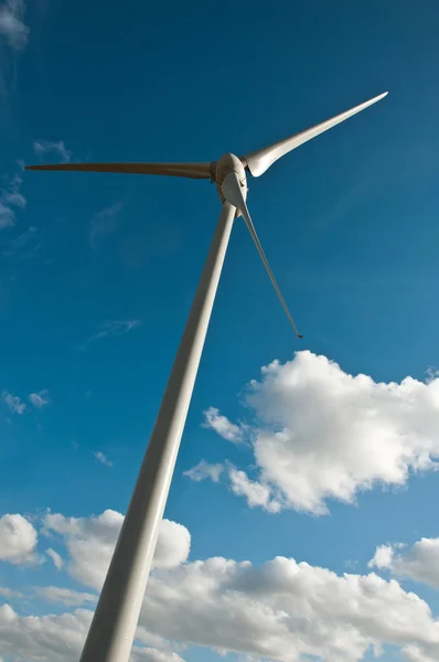 Turbina eólica sobre fondo azul del cielo —  Fotos de Stock