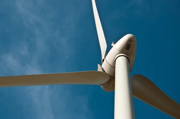 Turbina eólica sobre fondo azul del cielo —  Fotos de Stock