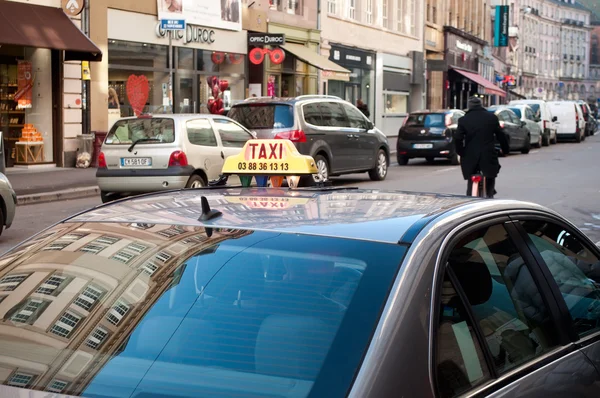 Taxi dans la rue — Photo