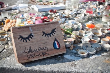 mumlar ve 13 Kasım 2015 yılında Paris üzerinde terör saldırısına karşı anma mesajları