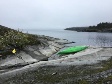 Karelia 'daki Ladoga Gölü kıyısında bir kano. Ulusal park. Rusya
