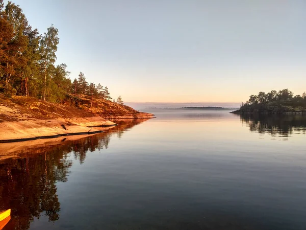 Kayak floating on lake Ladoga in Karelia.Wildlife.Russia. — Stock Photo, Image