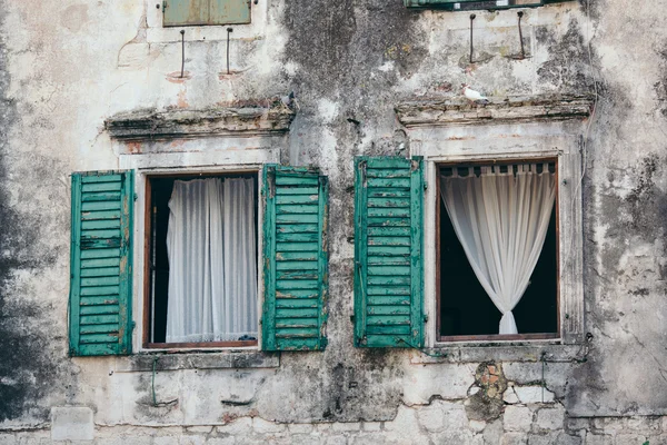 Holzfenster mit Rollläden — Stockfoto