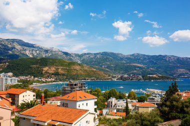 Panoramic görüntülemek eski kasaba Budva: Antik duvarlar ve kırmızı kiremitli çatı.  