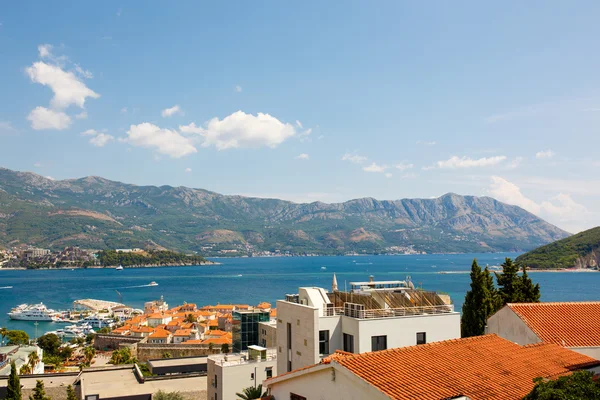 Panoramic Nézd a régi város Budva: ősi falak és piros tetőcserepek. — Stock Fotó