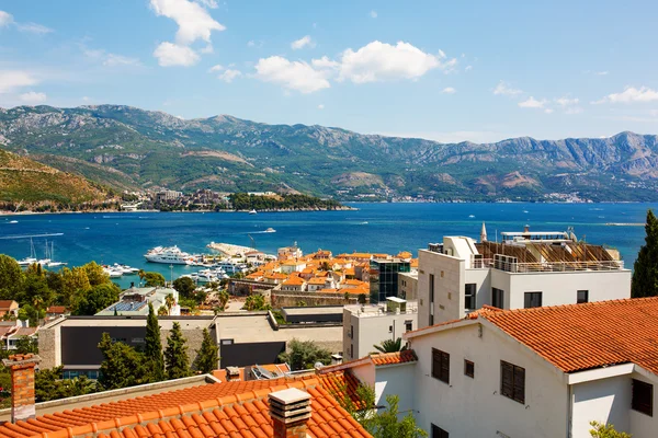 Panoramisch uitzicht van de oude stad Budva: oude muren en rood pannendak. — Stockfoto