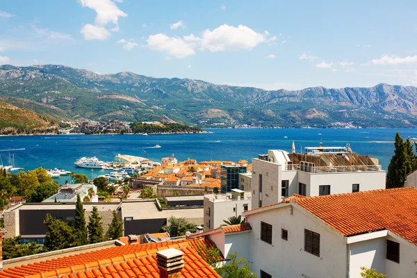 Panoramisch uitzicht van de oude stad Budva: oude muren en rood pannendak. — Stockfoto