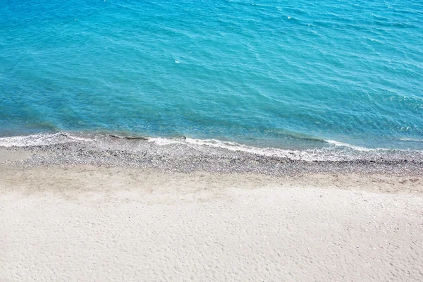 Στη θάλασσα με μια παραλία με λευκή άμμο. Εναέρια άποψη από ψηλά. — Φωτογραφία Αρχείου