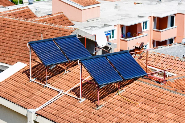 Painéis solares na casa telhado de azulejos vermelhos — Fotografia de Stock