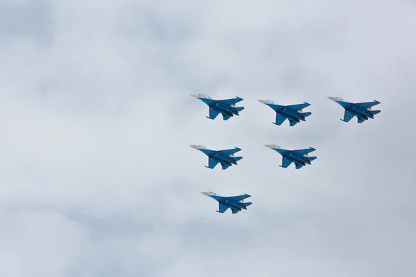 Akrobacje wykonywane przez grupę lotniczą akrobacji wojskowych sił powietrznych Rosji Strizhi, Swifts — Zdjęcie stockowe