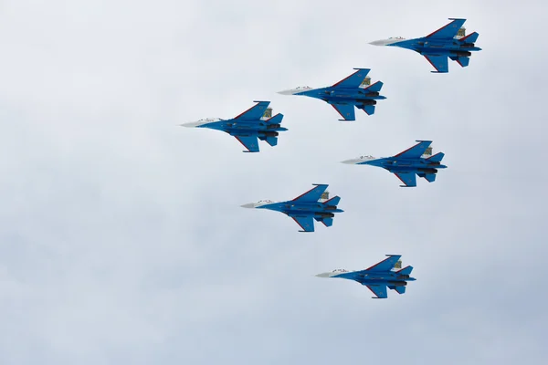 Aerobatics uitgevoerd door de luchtvaart groep van aerobatics militaire-luchtmacht van Rusland Strizhi, Swifts — Stockfoto