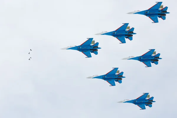 Acrobatische vluchten uitgevoerd door de groep van de luchtvaart van aerobatics die militaire-lucht krachten Russische ridders op vliegtuigen Soe-27 — Stockfoto