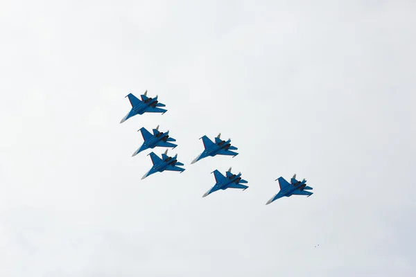 Acrobatische vluchten uitgevoerd door de groep van de luchtvaart van aerobatics die militaire-lucht krachten Russische ridders op vliegtuigen Soe-27 — Stockfoto