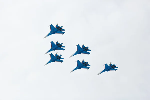 Acrobacia realizada por el grupo de aviación de acrobacias aéreas militares Caballeros rusos en aviones Su-27 — Foto de Stock