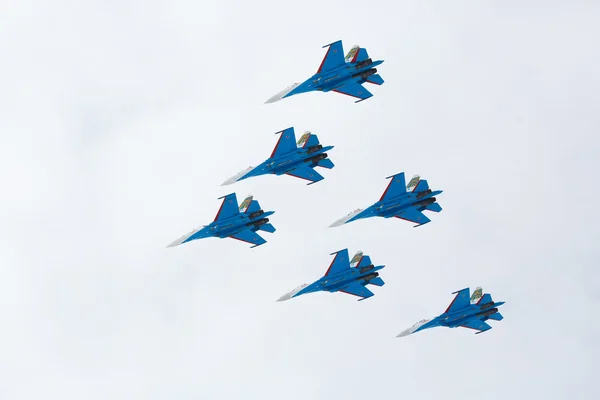 Аэробатика в исполнении авиационной группы по аэробатике Военно-воздушные силы Российские рыцари на самолетах Су-27 — стоковое фото