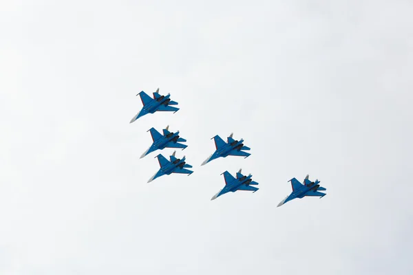 空気の軍事力のロシアン ・ ナイツのアクロバット飛行の航空グループによって実行されるアクロバット飛行機 Su 27 — ストック写真