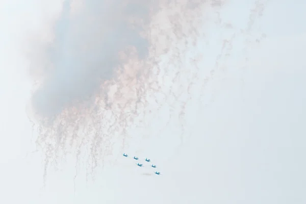 Aviões em exposição aérea. Equipe aeronáutica realiza voo no show aéreo — Fotografia de Stock