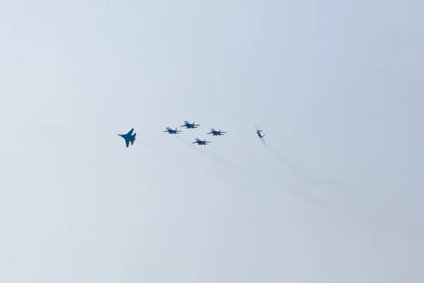 Acrobatische vluchten uitgevoerd door de groep van de luchtvaart van aerobatics die militaire-lucht krachten Russische ridders op vliegtuigen Soe-27 — Stockfoto