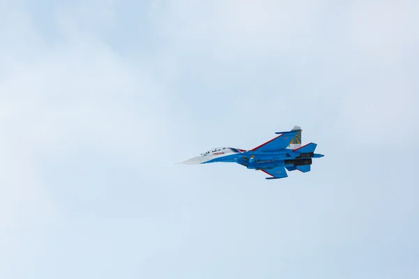Aeróbica realizada por grupo de aviação de aeróbica Forças Aéreas Militares Cavaleiros Russos em aviões Su-27 — Fotografia de Stock