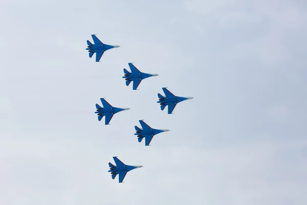 Kunstflug der Luftfahrtgruppe der Militär-Luftstreitkräfte Russische Ritter auf Flugzeugen su-27 — Stockfoto