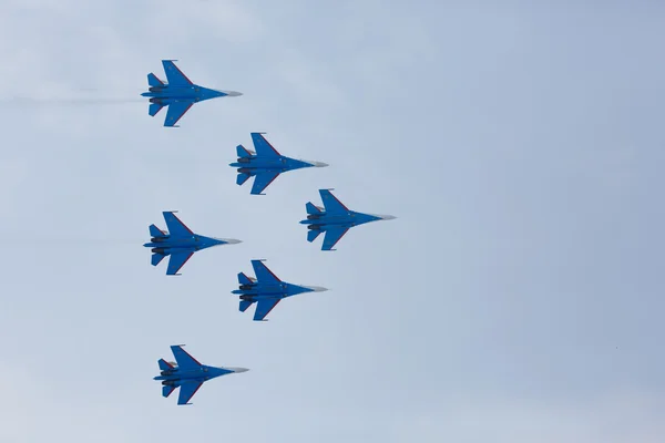 군사 항공 세력 러시아 기사에 곡예 비행의 항공 그룹에 의해 수행 하는 공중 곡예 비행기 스와-27 — 스톡 사진