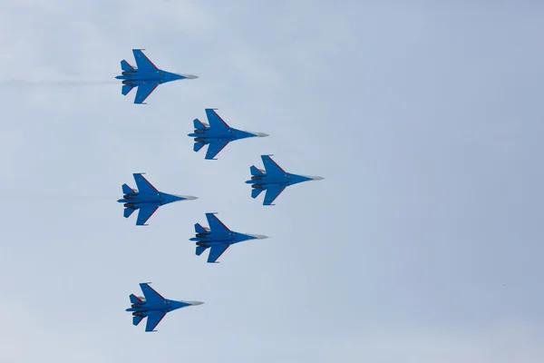 Aeróbica realizada por grupo de aviação de aeróbica Forças Aéreas Militares Cavaleiros Russos em aviões Su-27 — Fotografia de Stock