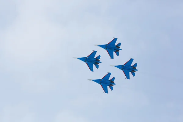 Acrobatische vluchten uitgevoerd door de groep van de luchtvaart van aerobatics die militaire-lucht krachten Russische ridders op vliegtuigen Soe-27 — Stockfoto