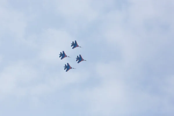 Acrobatische vluchten uitgevoerd door de groep van de luchtvaart van aerobatics die militaire-lucht krachten Russische ridders op vliegtuigen Soe-27 — Stockfoto