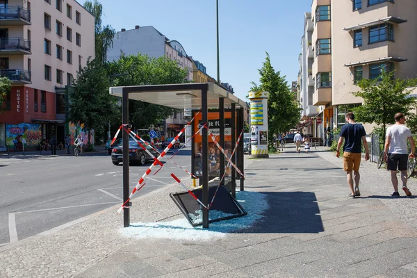 被砸的公交车站在柏林，德国 — 图库照片