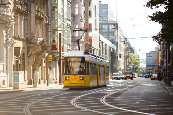 Žlutá tramvaj v Berlin Mitte, Německo. Tramvajové zastávky veřejné dopravy — Stock fotografie