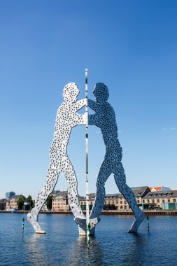 Molekül adam heykel Spree Nehri üzerinde