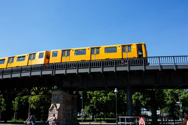 De spoorlijn Berlijn U-Bahn metro in Berlijn. — Stockfoto