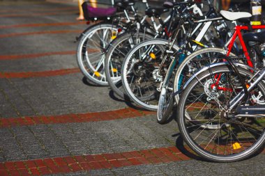 Grup bir sokakta park edilmiş şehir bisikleti