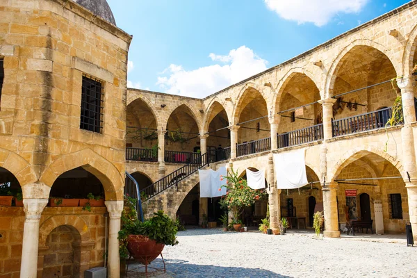 BESCHREIBUNG: buyuk han (das große Wirtshaus) nicosia, Nordzypern. die größte Karawanserei auf der Insel Zypern — Stockfoto