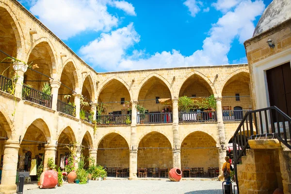 BESCHREIBUNG: buyuk han (das große Wirtshaus) nicosia, Nordzypern. die größte Karawanserei auf der Insel Zypern — Stockfoto