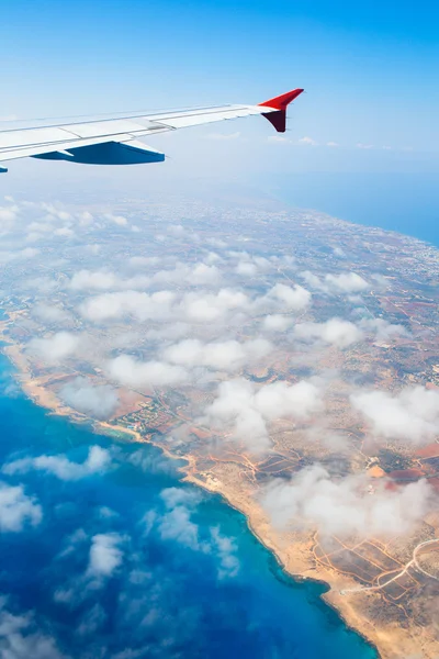 Schöne Aussicht auf die Insel Zypern aus dem Flugzeug. Mittelmeer, Konnos-Bucht. — Stockfoto