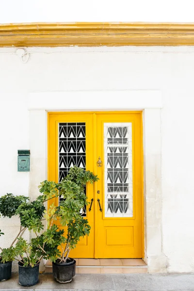 Arsitektur klasik Mediterania (Yunani, Italia, Spanyol, Siprus, Portugal). Pintu kuning kayu pada bangunan putih dan tanaman. Kotak pos — Stok Foto