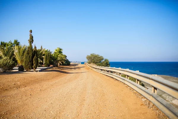 Curva estrada de terra perto do mar Mediterrâneo, Chipre . — Fotografia de Stock