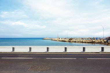 Asfalt yola liman ve deniz promenade yakın