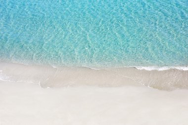 Güzel beyaz kum plaj ve tropikal turkuaz mavi deniz. Yukarıdan görüntülemek