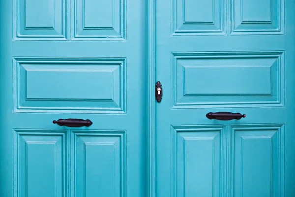 ロック付き木製青いドアをクローズ アップ — ストック写真