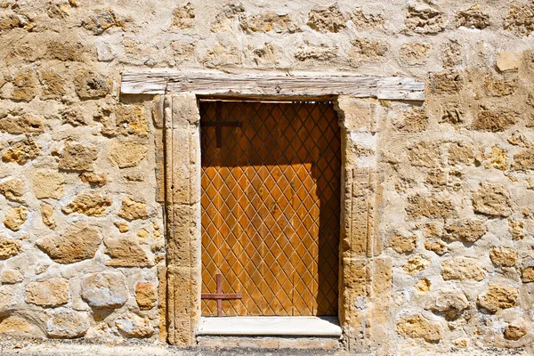 Ancient wooden door in stone wall. — Stock Photo, Image