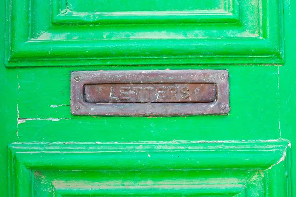 Skrzynki na listy w zieleni starych drzwi drewniane — Zdjęcie stockowe