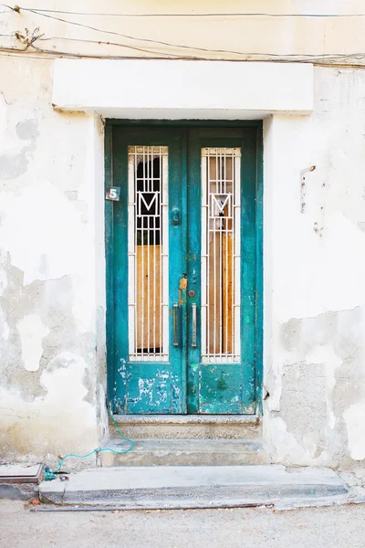 Velha porta de madeira abandonada em ruínas — Fotografia de Stock