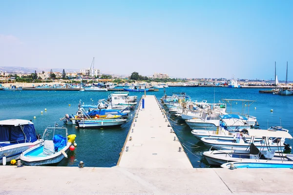 游艇和小船在地中海旧港 — 图库照片