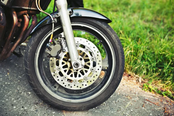 The front wheel of a motorcycle. Close up brakes and spokes — Stock Photo, Image