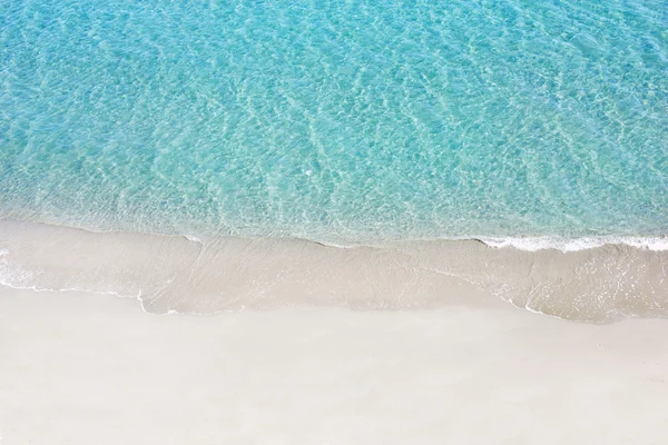 Beautiful white sand beach and tropical turquoise blue sea. View from above — Stock Photo, Image