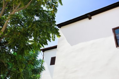 Parlak renkli geleneksel Akdeniz Avrupa mimarisi. Nicosia, Kıbrıs.