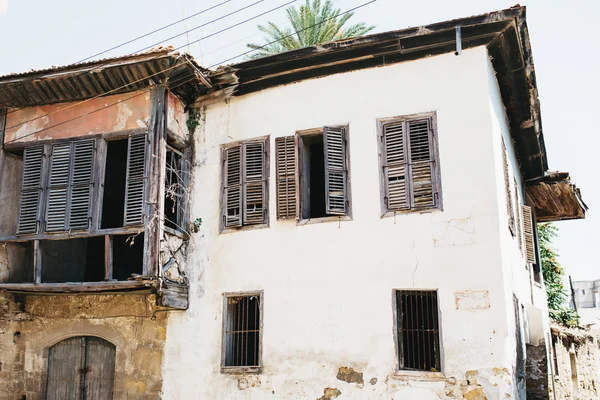 Velhas ruínas abandonadas . — Fotografia de Stock